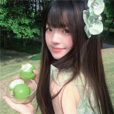 戴流苏耳环的少女